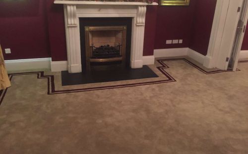 Hand tufted carpet with tolka border